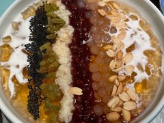 彩虹加量红豆乌龙冰粉-姚姚酸菜鱼·金戈戈香港豉油鸡(喜荟城联名店)