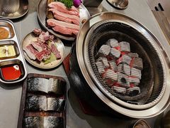 -围炉肉舍•炭烤活鳗•丹东海鲜烤肉(步行街店)