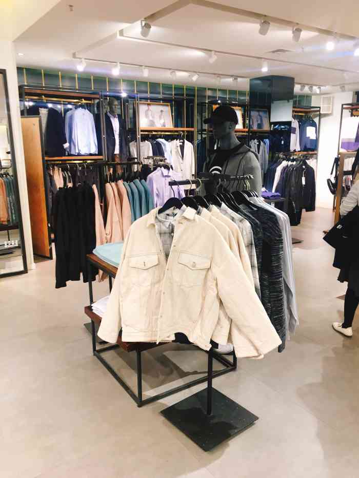 位于弘阳广场印象汇的这家杰克琼斯是很老牌的一家店很早以前就已经开