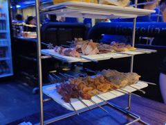 面包甜点陈列柜-三个蒙古大叔羊肉串(大宁店)