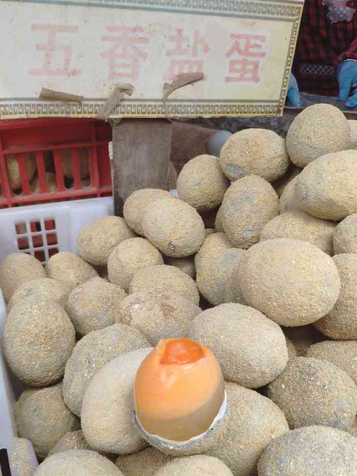 这个古镇不像其他古镇还没有完全被商业化很多店铺还