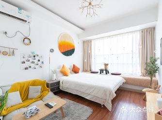 满足出行洗衣和下厨的需求。空间内设智能音响