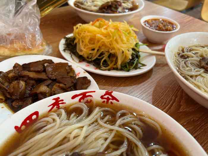 四季抻面馆(太原街店)-"面条汤辣的有味道,环境装修一般,服务一般.
