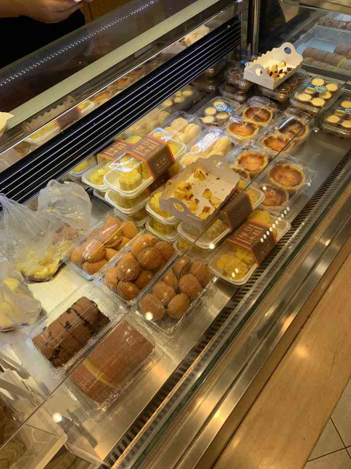 蜜芝林(吴中永旺店)-"肉松卷(店里好像是叫松松蛋糕吧)味道还挺.