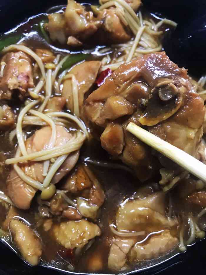 杨铭宇黄焖鸡-"经常吃她家,中辣加娃娃菜简直绝了啊啊啊,.