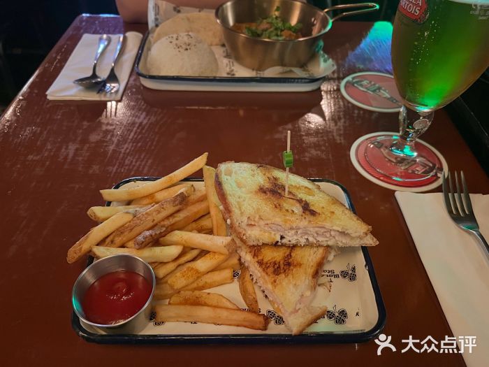 Blarney Stone巧言石爱尔兰酒吧鸡胸肉三明治图片