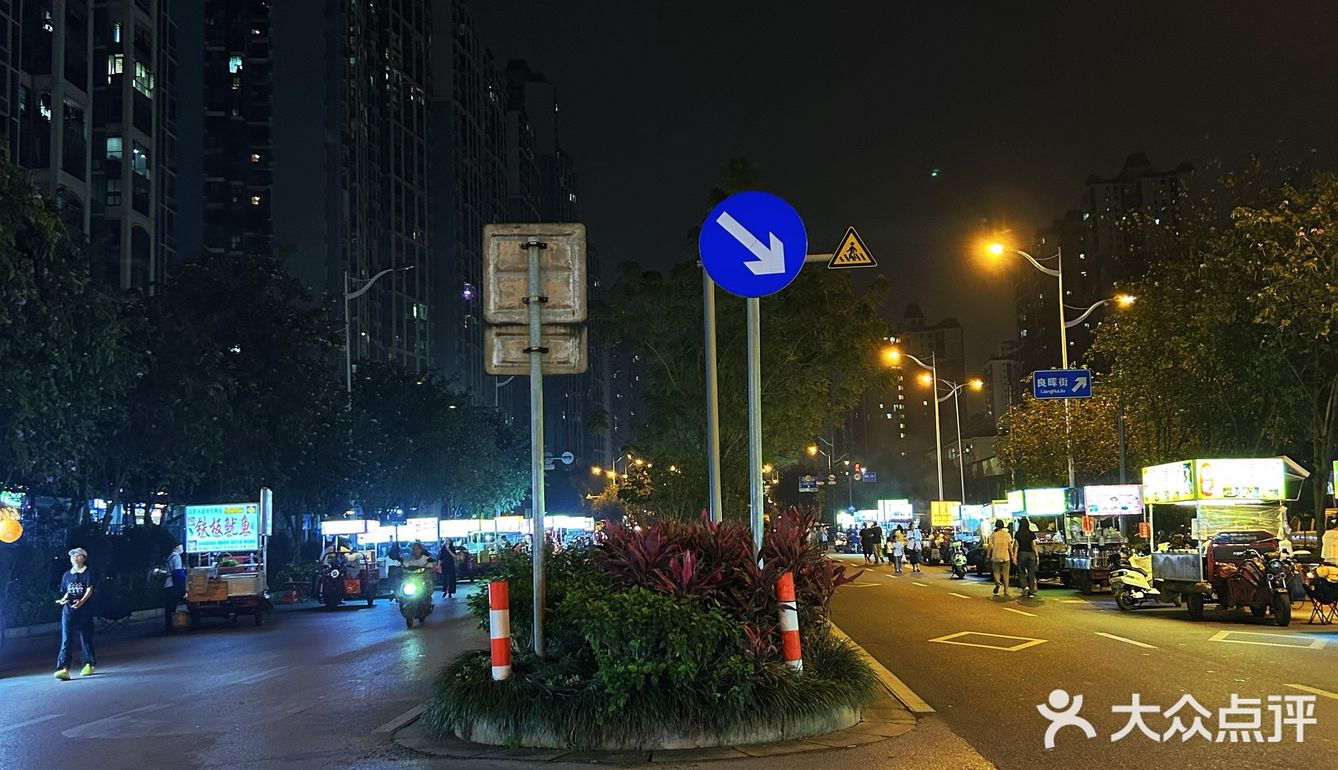 南宁五象新区的小吃街