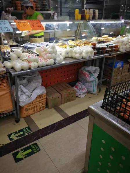 主食厨房-"这家主食厨房就在超市里,前面是柜台,后面.