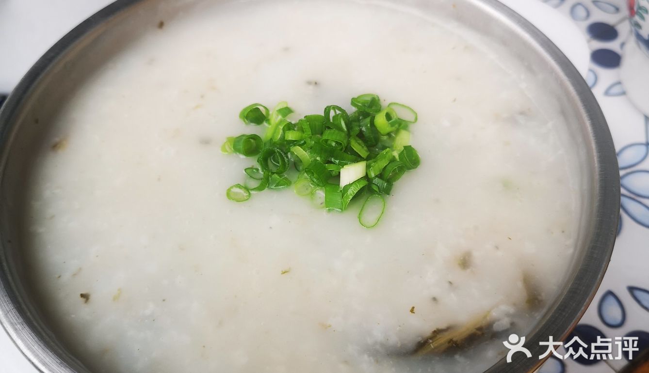 二层楼，外面也有桌子，现在天气正好