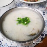 二层楼，外面也有桌子，现在天气正好