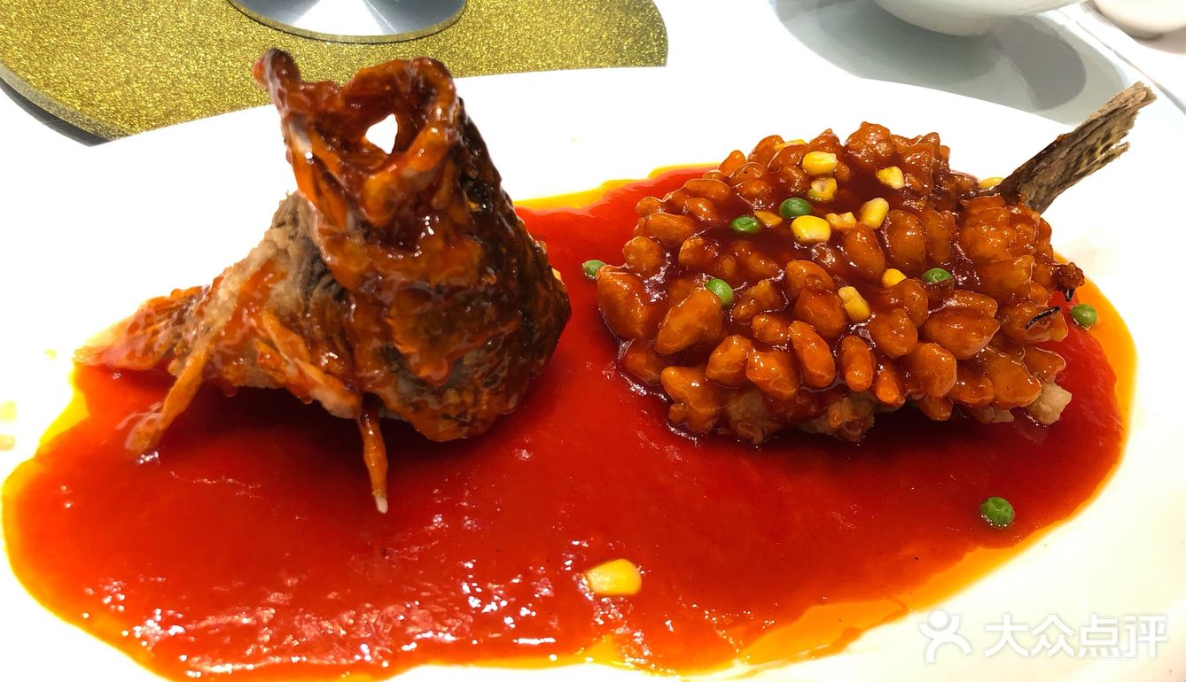 避风塘在瑞金路开了少说也有二十年了,今晚来这里吃宵夜