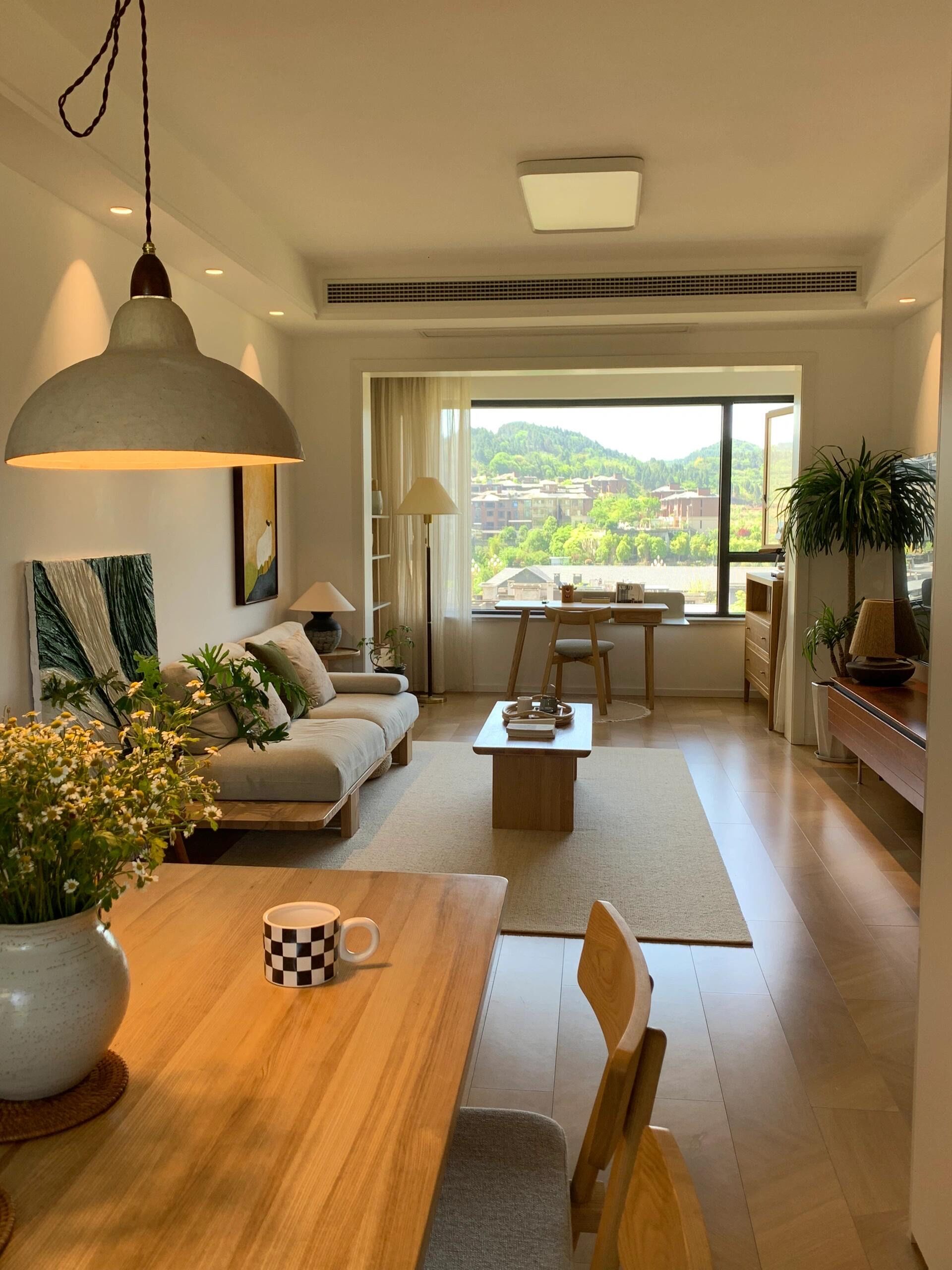 显大又通透
再铺上一张暖色系的地毯
麦穗结的小颗粒踩上去很柔软