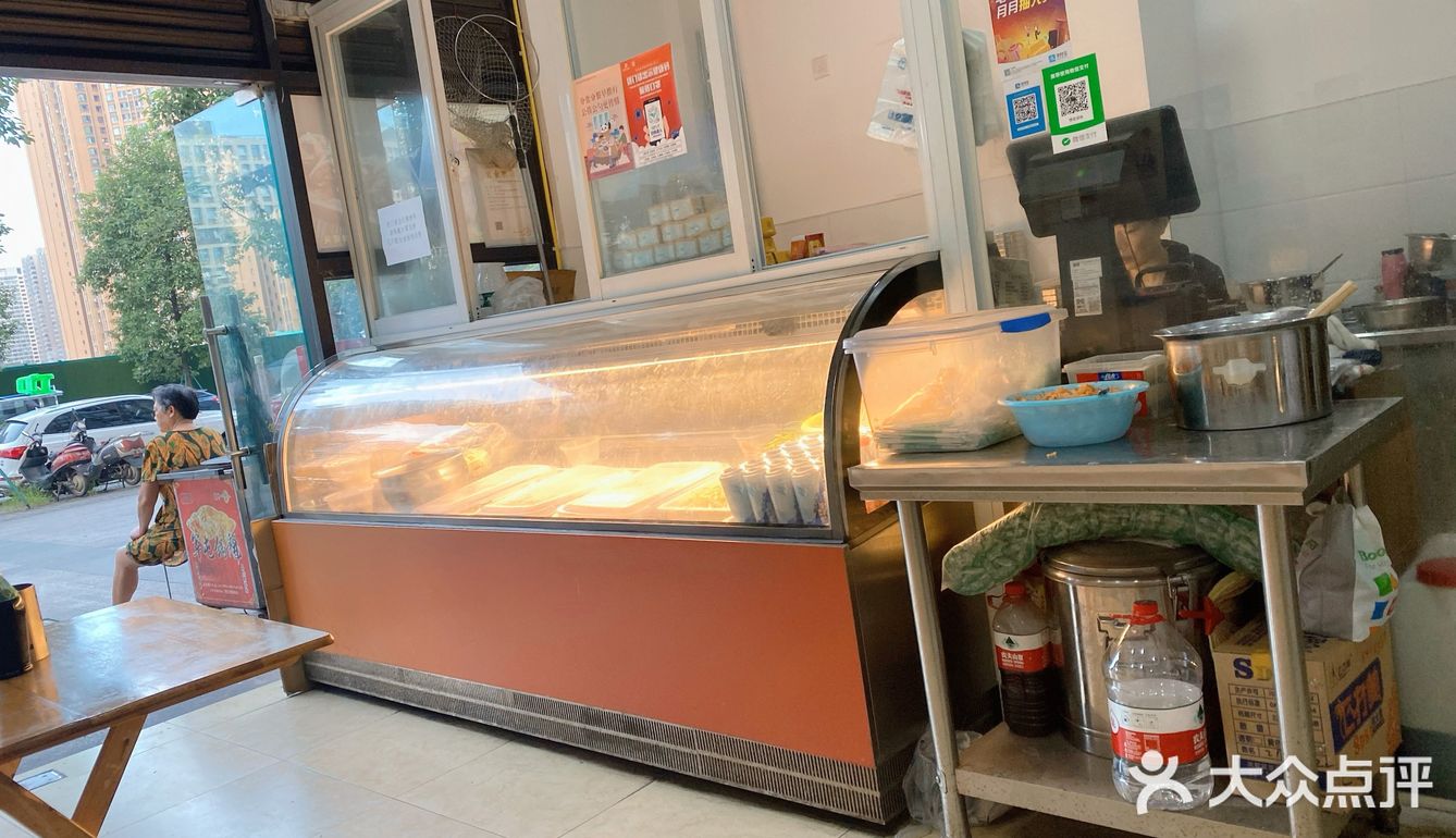 在丽景路上的一家卤味馆  环境： 环境就是一般的餐厅