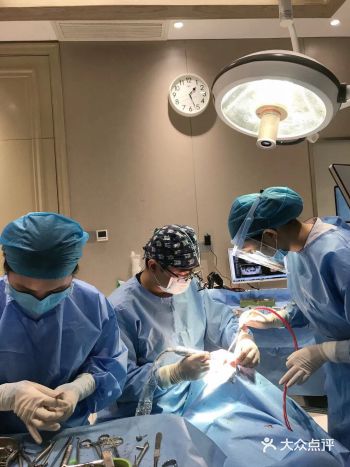 即拔即种全口12颗种植手术顺利结束