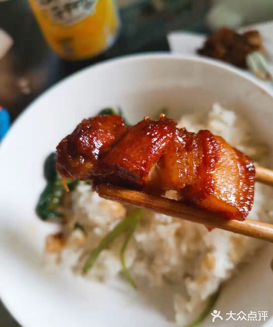 一起丢锅里烧了，肉和排骨先洗净加料酒焯水，撇去浮沫