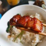 一起丢锅里烧了，肉和排骨先洗净加料酒焯水，撇去浮沫