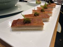 鱼子酱配脆皮烤乳猪-广州文华东方酒店·江-由辉师傅主理