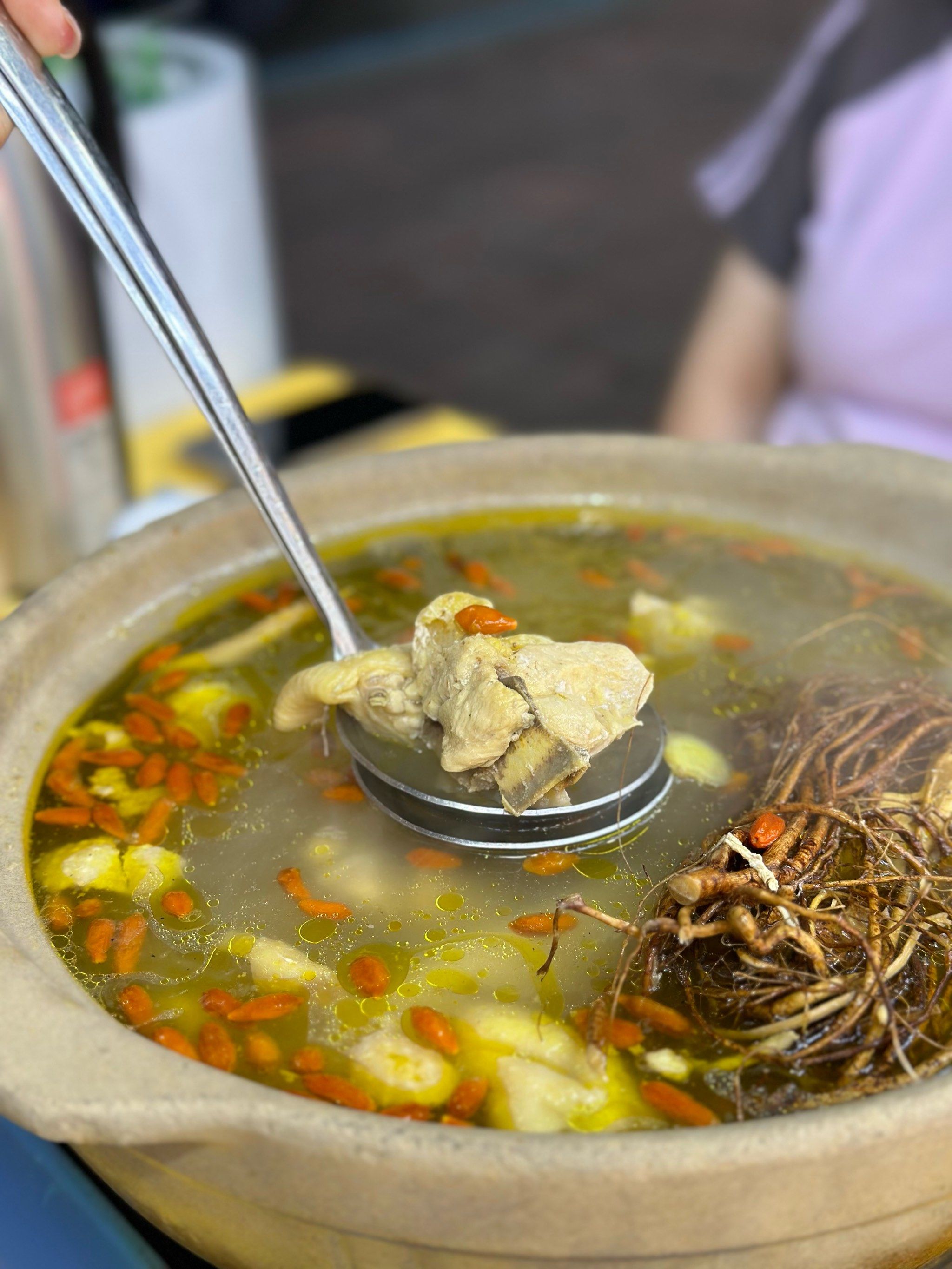 这家又能吃鸡煲又能吃烧烤
品种齐全,夜宵首选
五指毛桃鸡煲感觉