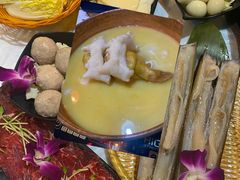 -鲜入围煮花胶鸡海鲜火锅