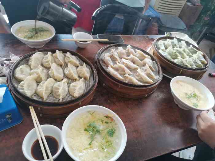 润家庄烫面饺"假期堵高速下道觅食偶遇珍馐,饼夹炸五花酥.