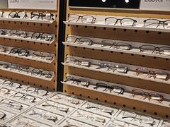 -LOOK眼镜·蔡司依视路配镜(宝山万达店)