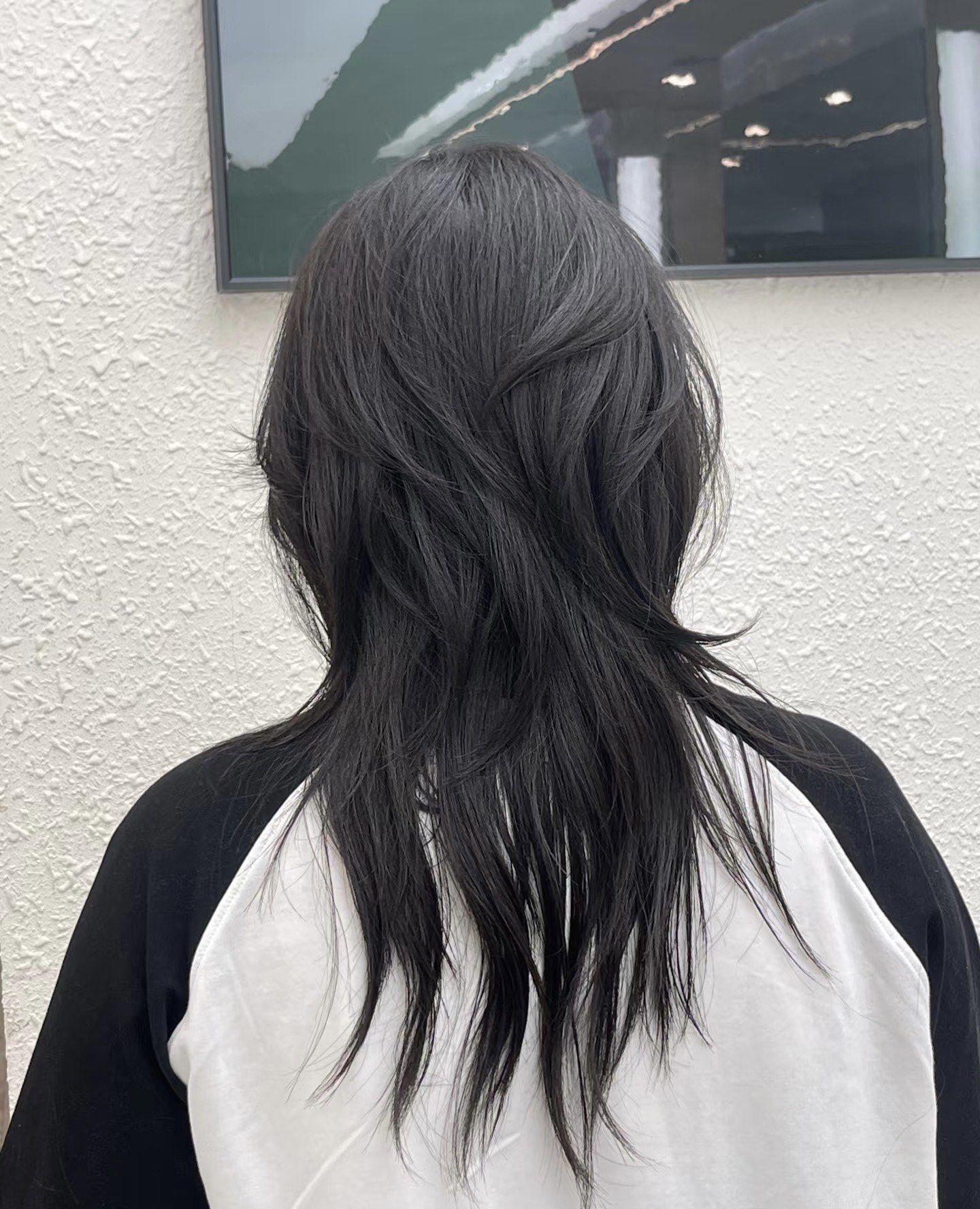 使头发长短错落有致,增加立体感与轻盈感,从头顶到发尾呈现流畅线条