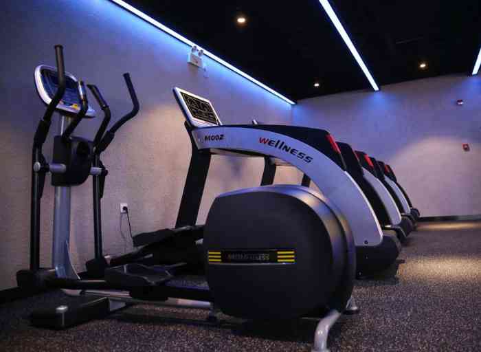 菲尼斯健身工作室-"团购了一节私教课,场地很爽比之前去的一家.