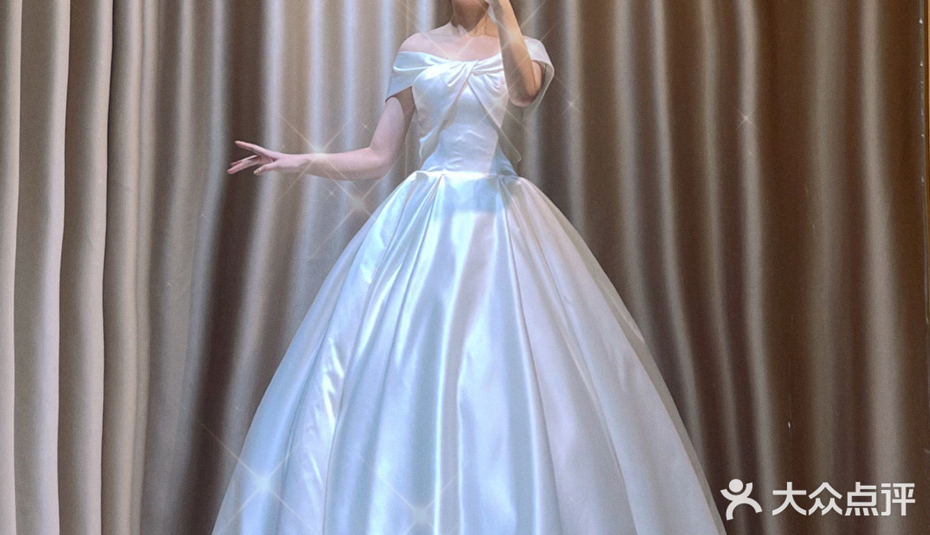 每个女孩都对自己穿上婚纱的样子
充满各种美好幻想..☁