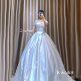 每个女孩都对自己穿上婚纱的样子
充满各种美好幻想..☁