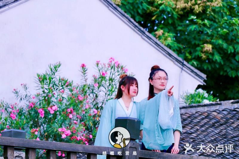 在荡口古镇景区内，都有民谣歌手随机地点驻唱