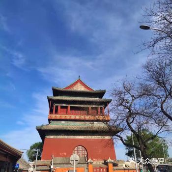 四月春风如沐，红墙绿柳琉璃瓦