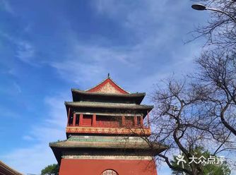 四月春风如沐，红墙绿柳琉璃瓦