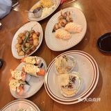 其中包括一道特别的盖饭和一份最顶有钱人套餐