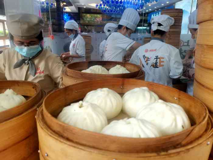 一品名仕包子(光新路店)-"乐购边上的包子店,天天大排长龙,我也凑热.