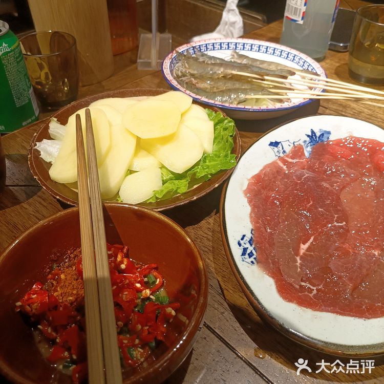 又是一家生意火爆的民间火锅