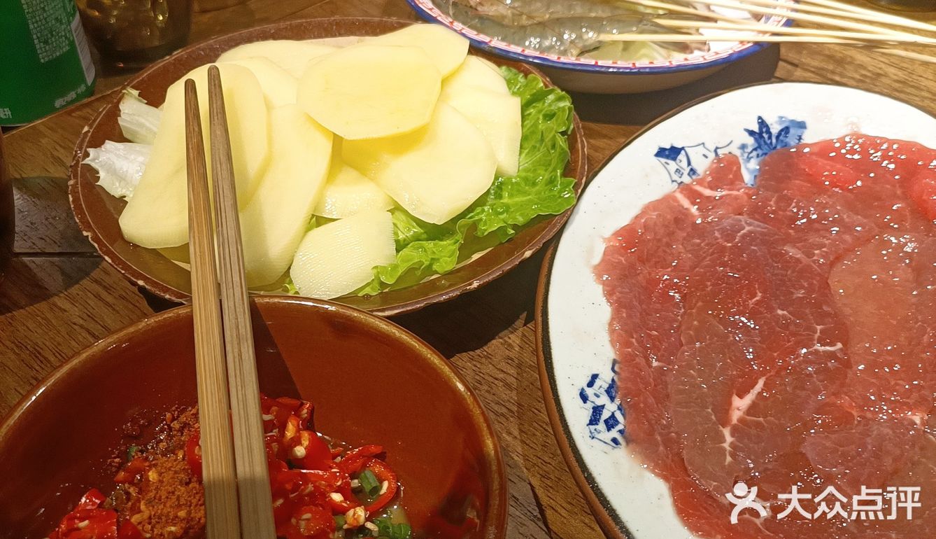 又是一家生意火爆的民间火锅