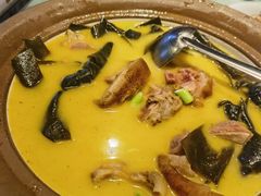 -帅巴人舅母子腊蹄民俗村