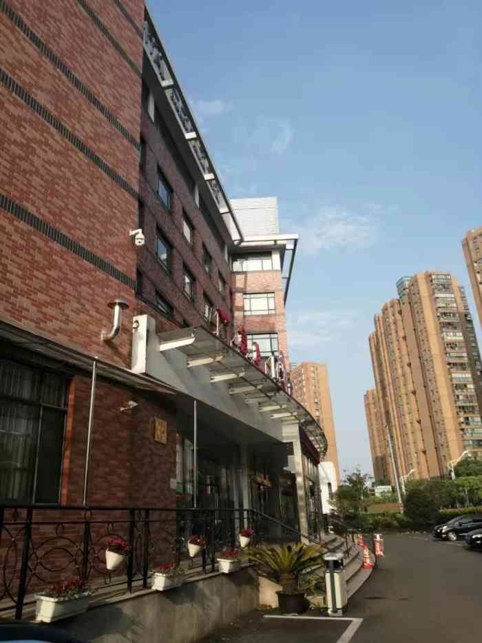 上海海华医院-"5点多就起来了,大老远跑过来就为了办个健.