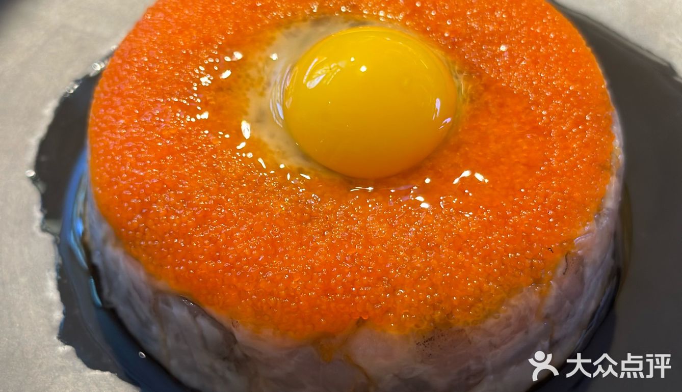 身材和花丛中的辣味火锅鱼
