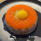身材和花丛中的辣味火锅鱼