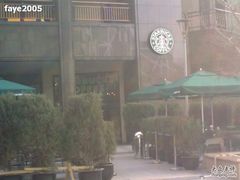 晨光下还没开门-星巴克臻选(北京世贸天阶店)
