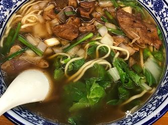点了一份红烧大肠面，外加一碟小菜