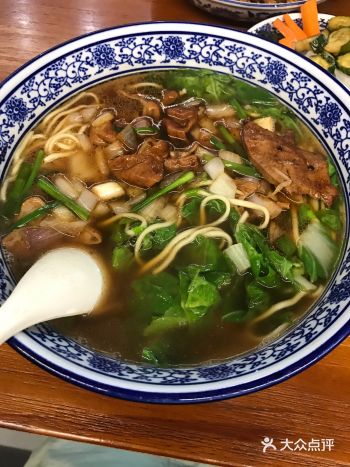 点了一份红烧大肠面，外加一碟小菜