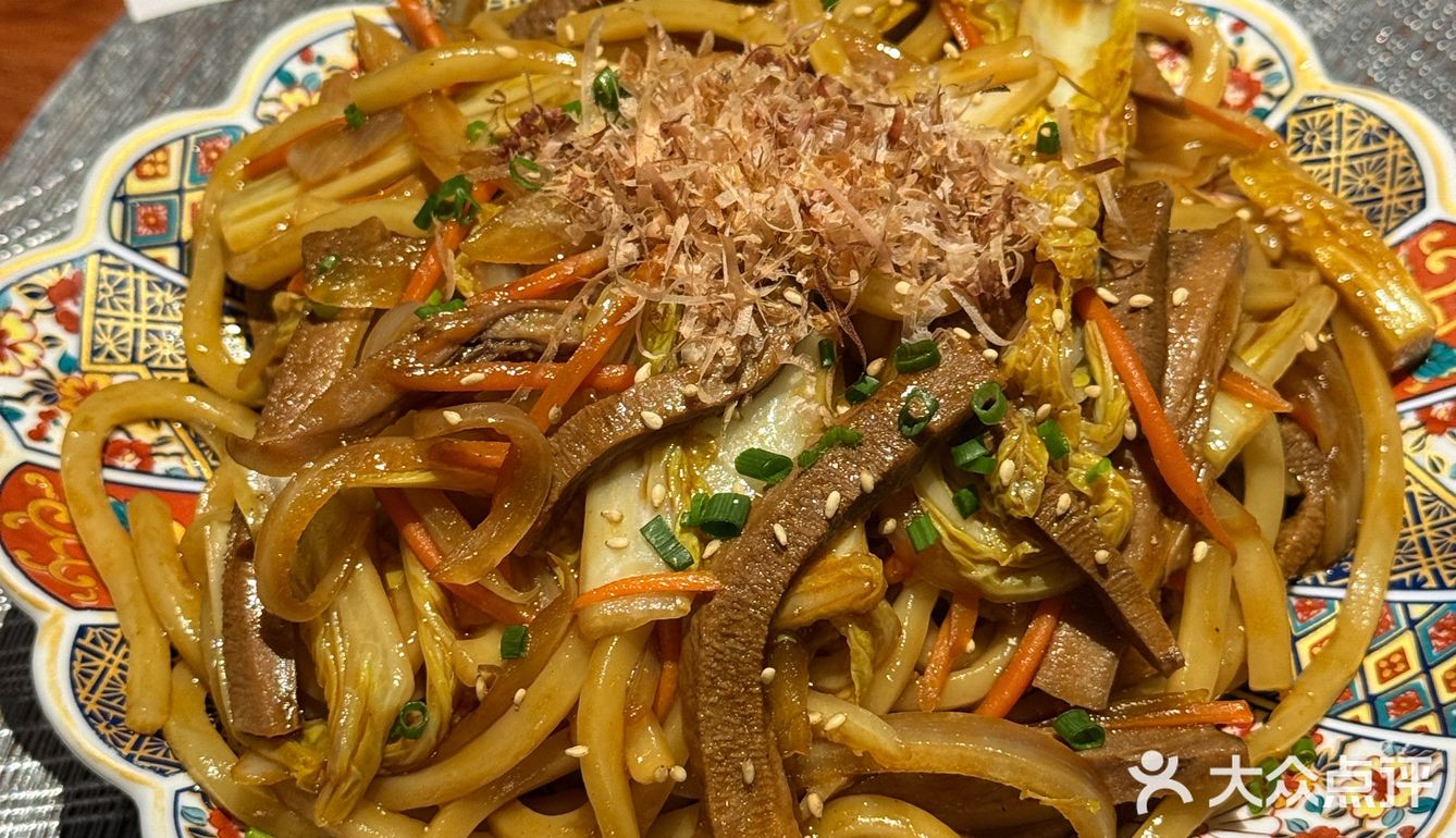 鸡皮饺子炒乌冬，碳水上头脑袋蒙