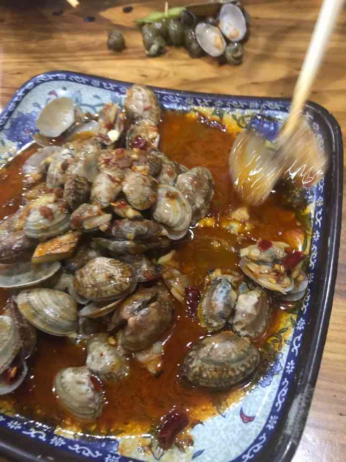 梁记烧烤(友谊街店)-"和朋友两个人来附近吃烧烤,这家外面看着环.