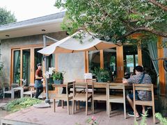 -Chom Cafe and Restaurant