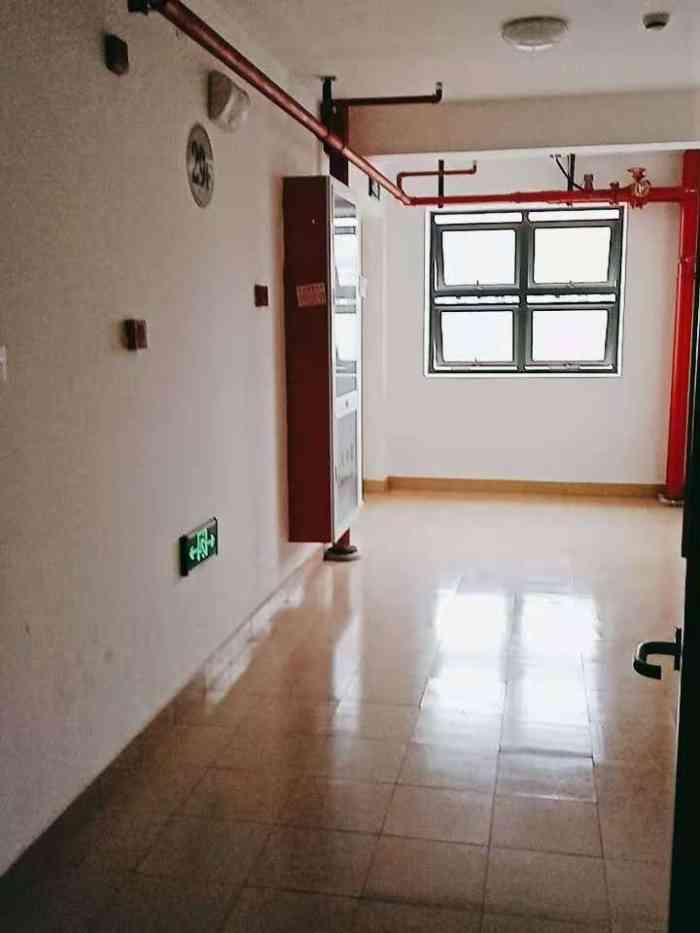 刚刚搬进来电梯就坏了俩个全坏了.18楼呀!投诉投诉投诉