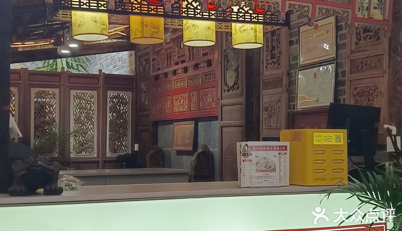 是吃鸭子火锅的，刚好没吃饭，就在他家吃了，汤超级好喝