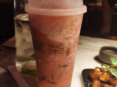 草莓雪球茶饮-绿茶餐厅(乐峰广场店)