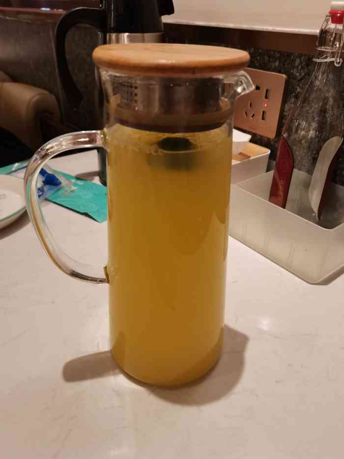 铃]服务:那是相当差了,点的是套餐但是就上了水煮鱼,套餐里的口水鸡